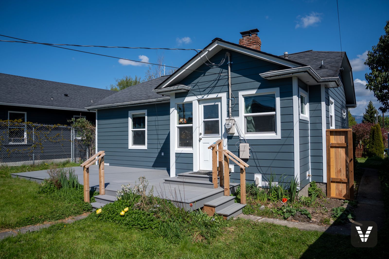 The finished view — the front deck & new stairs