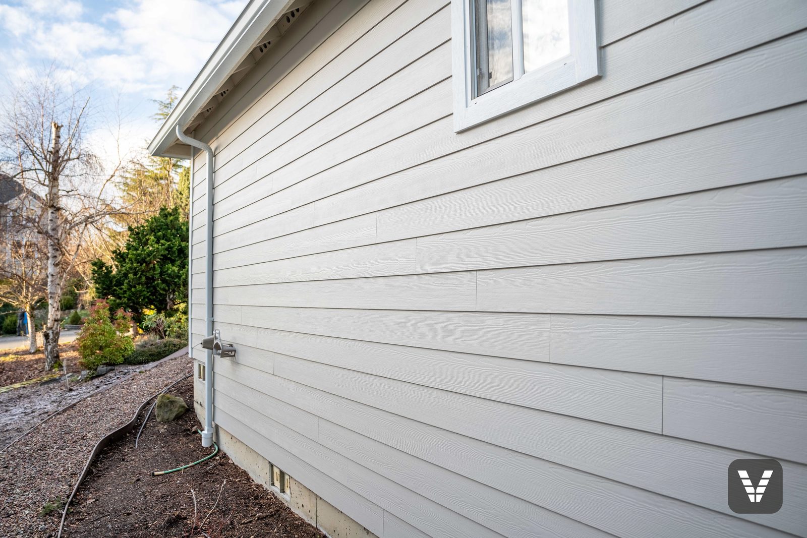 Cedarmill texture up close — seven-inch reveal Cobble Stone lap down the long side wall